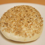 小麦と酵母 満 - あんぱん（150円）♪表面に胡麻をたっぷりまぶしてあります。