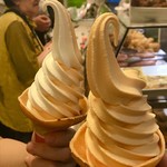 北海道どさんこプラザ - ソフトクリームで乾杯