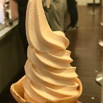 北海道どさんこプラザ - 夕張メロンソフトクリーム390円