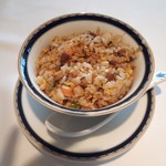 銀座アスター - 五目チャーハン

３分の２くらいはいまりちゃんが食べたので、私ちょっと足りなかった。それくらいアスターのチャーハンが美味しかったのでしょう。海老とチャーシューと玉子が入ってちょっと贅沢な味わい。