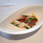 銀座アスター - ハーブ海老と鮑の塩味炒め

あっさり塩味炒めが海老の甘さを引き立てています。鮑は小さいながらもコリコリで味わいもしっかりありました。