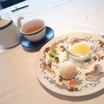 銀座アスター - デザートの盛り合わせは杏仁豆腐レモンソース掛けと黄身餡ココナッツ団子でした。
レモンソースの甘酸っぱさが加わった杏仁豆腐は暑い日にさっぱり良いです。
ココナッツ団子は香ばしくて中国茶に合います。