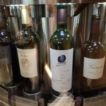 グランマルシェ・デュ・ヴァン - サーバーの中のワインはそれぞれ量と値段か違います