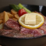 イタリアンダイニングバー 岡本屋 - 料理写真:鉄板牛ロースステーキ
