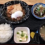 さがみ野焼肉 小倉ホルモン食堂 祇園太鼓 - 鰹の叩きと牛肉豆腐(780円)