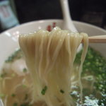 うま馬 - 麺は中太の平打ち麺