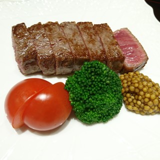 鮮やか！大粒マスタード添え京都和食職人の「近江牛」ステーキ
