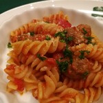 コロッセオ - フルーティなトマトソースが合う！スパイスの効いたミートポールとパプリカのフジッリ