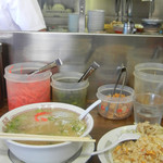 ふくちゃんラーメン - 胡麻、紅ショウガ、ニラキムチ、ニンニクチップ、モヤシとチャーシューの炒め物等が卓上に用意されてます。