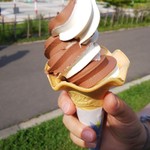 五天山公園　食堂 - 料理写真:バニラとチョコのミックス。300円。少し傾いている…(^^;