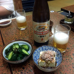 川鳥 - 大瓶ビール650円とお通しの新香350円、予約特典(？)のミニ奴