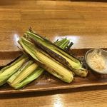 居酒屋山さん - ベビーコーン炭焼き(焦げてない部分の皮も食べれます)