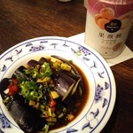 麺線屋formosa - 蒸しなすの台湾ソースかけとフルーツビール