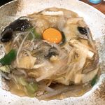 画像は、スタンダードな「焼きそば」にイカ・キクラゲ・玉子（生でも茹ででも可）が加わった「五目焼きそば」。