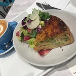 カフェショップ - キッシュ、ラテ。
            Quiche (Tuna, Onions and Olives)、LATTE。