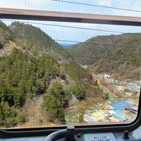 柳家 - 送迎車より谷の川と村(18.3月中旬)