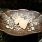 四季の鮨 蔵人 - ［2018/05］酒肴⑮ つぶ貝 米粉と塩のプレス添え