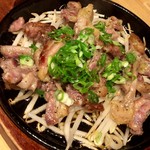 Saketomeshinohirai - 鶏せせり 鉄板焼き 780円