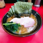 横浜ラーメン 田上家 - 田上家さんのラーメン並✩°｡⋆⸜(*˙꒳˙*  )⸝✨✨✨何故か海苔8枚！？