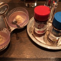 ロウリーズ・ザ・プライムリブ 恵比寿ガーデンプレイス店 - プライムリブのマスタード等の調味料