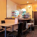 ベジタイム - 素朴なカフェ風の店内　壁の作品も見てみてください