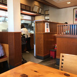 Tonkatsu Ishibashi - テーブル席より厨房方向