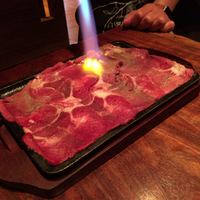肉匠 とろにく 恵比寿店 - 牛タンを炙って