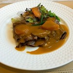 金谷 - 伊賀牛モモ肉の薄切りソテー・ココナッツミルクのカレーソース