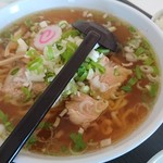 まんぷく食堂 - ラーメン。チャーシューはとろとろ。喜多方ラーメンとはちょっと違うがイケてます。