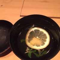 笹組 調整 - 東広島 新じゅんさい 汁物椀
                （頂く時はレモンは椀から出します。とても良いじゅんさいが使われてました。）