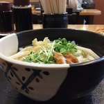 うどん市場 - 温かけうどんより70円高くなります。