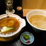 中村麺三郎商店 - 土鍋の蓋を開けてみると、グツグツ煮立っています。塩そばはいつもの中村印の謹製塩らぁ麺葱だけ載せなんでしょう。