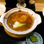 中村麺三郎商店 - トロトロの鶏白湯の中にはフカヒレが姿のまま、そしてもやしと青梗菜。パクチーの葉とシロップ漬けクコの実付き。