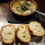 ホルモンバルヤマト - 牡蠣のアヒージョとバケット　ニンニクたっぷり