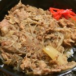 美味テラス - 牛肉、玉ねぎ、白滝が柔らかくホロホロに煮込まれてます。