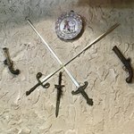 Eru Tore Ro - 壁の装飾：なぜか3銃士が浮かぶ