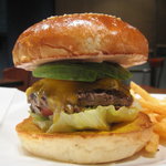 アボガトチーズバーガーの横顔