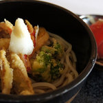 六花山荘 - 先ずおうどんとトマトまるごとな三杯酢なサラダ。