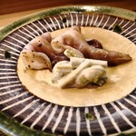 肴とお酒 うを弘 - 先付け（生とり貝の炙り、こごみ胡麻和え）