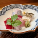 肴とお酒 うを弘 - 刺身盛合せ（アジ、金目鯛、ミンククジラ、カマス焼霜造り）