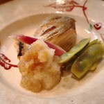 肴とお酒 うを弘 - イタマスの塩焼き（黒豆の枝豆、茗荷酢、大根おろし）