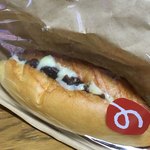 手作りハムとパンの店 こぶたのしっぽ - レーズンバターサンド