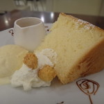 ハタカフェ - シフォンケーキ+ラムレーズンのアイス