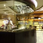 Noodle & Congee Corner - オープンキッチン　　　　　　　　　　　老麺や刀削麺、小籠包などの実演が行われている