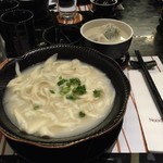 Noodle & Congee Corner - 目の前で削った茹でられた　　　　　　　　　　　「刀削麺」（白湯）