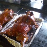 RESTAURANTE FERNANDO - カット前の「子豚の丸焼き」　　　　　　　　　　　大人数で注文するとこのまま出てきて目前で捌いてくれる