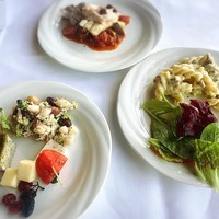 リストランテ・アッティモ - 豆とツナのサラダ、しらすとバジルのフリッタータ、サーモンマリネのサラダ仕立て、モッツァレラチーズとトマトのカプレーゼ
                フジッリ サルシッチャのクリームソース、
                本日の豪快鮮魚のカプリチョーザ