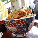 ミツワ食堂 - ドンブリからカツが飛び出し盛りが良い。
