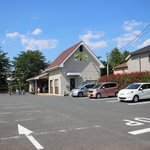 横濱アイス工房 - お店外観と駐車場の敷地