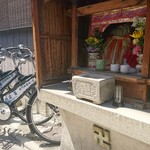 京趣味 菱岩 - 配達用の自転車とお店横にお地蔵さま。